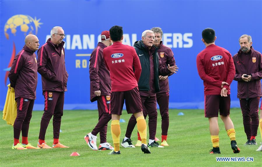 Lippi comienza los entrenamientos con la selección nacional de fútbol de China en Kunming