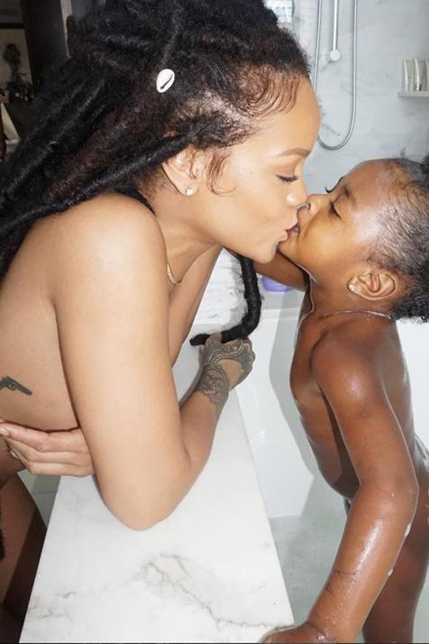 Rihanna publica una foto desnuda junto a su sobrina