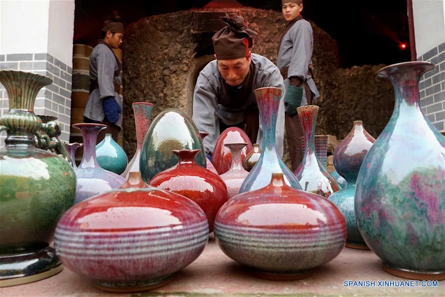 Miembros del personal colocan en el suelo las porcelanas recién producidas durante una ceremonia de retiro de porcelanas del horno, en el municipio de Shenhou de la ciudad de Yuzhou, provincia de Henan, en el centro de China, el 19 de noviembre de 2016. La porcelana Jun es famosa por su asobroso cambio de color durante el proceso de fundido en hornos. Shenhou, una localidad antigua ubicada en la zona monta?osa de Henan, tiene una larga historia de elaboración de porcelana Jun. (Xinhua/Li An)