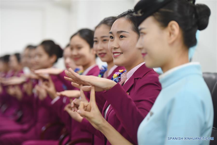 Xiamen: Asistentes de vuelo y de trenes participan en entrenamiento