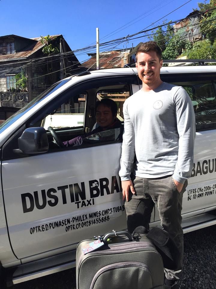 Un hombre consigue un mejor trabajo mejor por devolver pertenencias olvidadas en su taxi