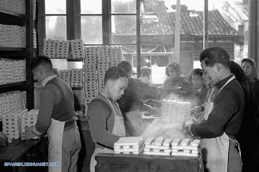 Imagen de archivo tomada en febrero de 1958, de empleados de una tienda de comida elaborando pasteles de arroz para el Festival de Primavera en Shanghai, en el este de China. El espíritu más importante del A?o Nuevo Lunar chino, o Festival de Primavera, es la reunión familiar. Es también la mejor época para que las personas de todas las edades se reúnan a disfrutar de una deliciosa comida. (Xinhua/Chen Juanmei)