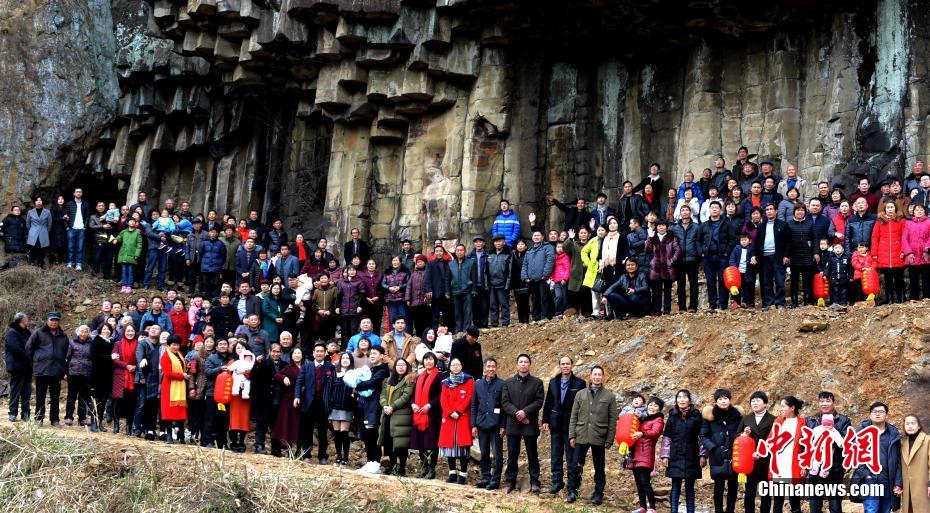 Se viraliza foto de familia de 500 miembros en China 3