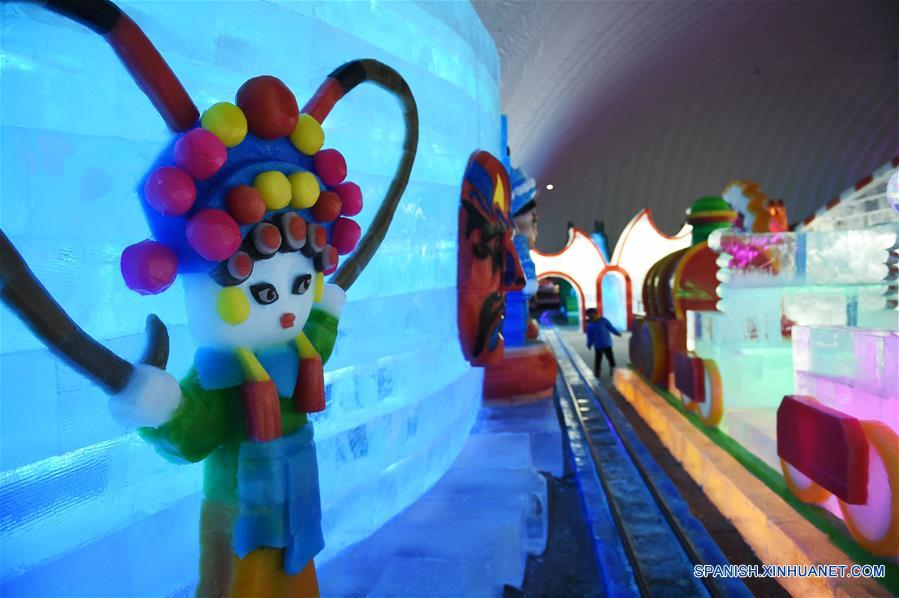 HARBIN, marzo 5, 2017 (Xinhua) -- Un ni?o juega en el Parque Temático Mundo de Nieve en Harbin, capital de la provincia de Heilongjiang, en el noreste de China, el 5 de marzo de 2017. El paruqe, que abrió el domingo, fue construido dentro de una membrana inflable, ocupando 6,000 metros cuadrados y puede mantener su temperatura interior de menos 7 grados centígrados todo el a?o. (Xinhua/Wang Jianwei)