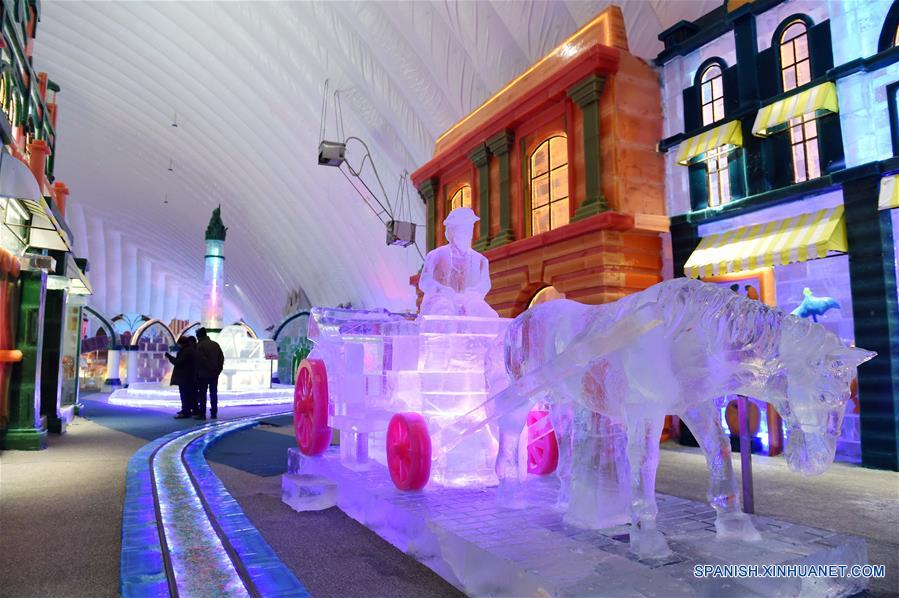 HARBIN, marzo 5, 2017 (Xinhua) -- Personas visitan el Parque Temático Mundo de Nieve en Harbin, capital de la provincia de Heilongjiang, en el noreste de China, el 5 de marzo de 2017. El paruqe, que abrió el domingo, fue construido dentro de una membrana inflable, ocupando 6,000 metros cuadrados y puede mantener su temperatura interior de menos 7 grados centígrados todo el a?o. (Xinhua/Wang Jianwei)