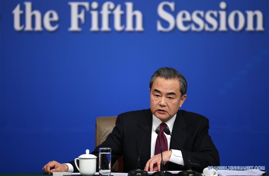 BEIJING, marzo 8, 2017 (Xinhua) -- El ministro de Relaciones Exteriores chino, Wang Yi, responde preguntas sobre la política exterior y las relaciones exteriores de China, durante una conferencia de prensa para la quinta sesión de la XII Asamblea Popular Nacional (APN) en Beijing, capital de China, el 8 de marzo de 2017. (Xinhua/Jin Liwang)