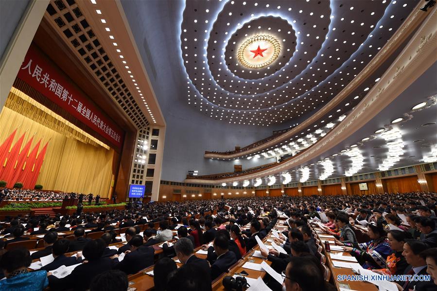 Los diputados a la XII Asamblea Popular Nacional de China (APN) asisten a la tercera sesión plenaria de la quinta sesión de la XII APN en el Gran Salón del Pueblo en Beijing, capital de China, el 12 de marzo de 2017. (Xinhua/Yang Zongyou)