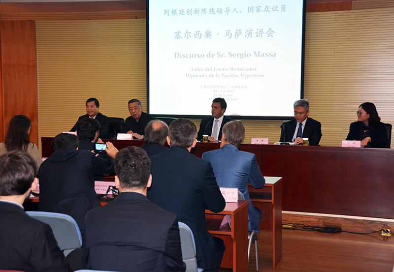 En el encuentro estuvieron presentes (de derecha a izquierda) la Sra. Fu Jie, subdirectora general del Buró para América Latina y el Caribe del Departamento Internacional del Partido Comunista de China; Dr. Wan Lei, director general del Buró de Cooperación Internacional de la Academia de Ciencias Sociales de China, Sr. Sergio Massa, diputado argentino y líder del Frente Renovador; Dr. Wu Baiyi, director del Instituto de Estudios sobre América Latina de la Academia de Ciencias Sociales de China y el Sr. Zeng Gang, ex embajador chino en Argentina. (Foto: YAC)