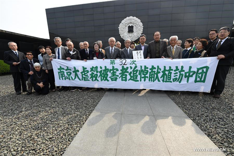 Miembros de una delegación japonesa muestran su respeto por las víctimas de la Masacre de Nanjing