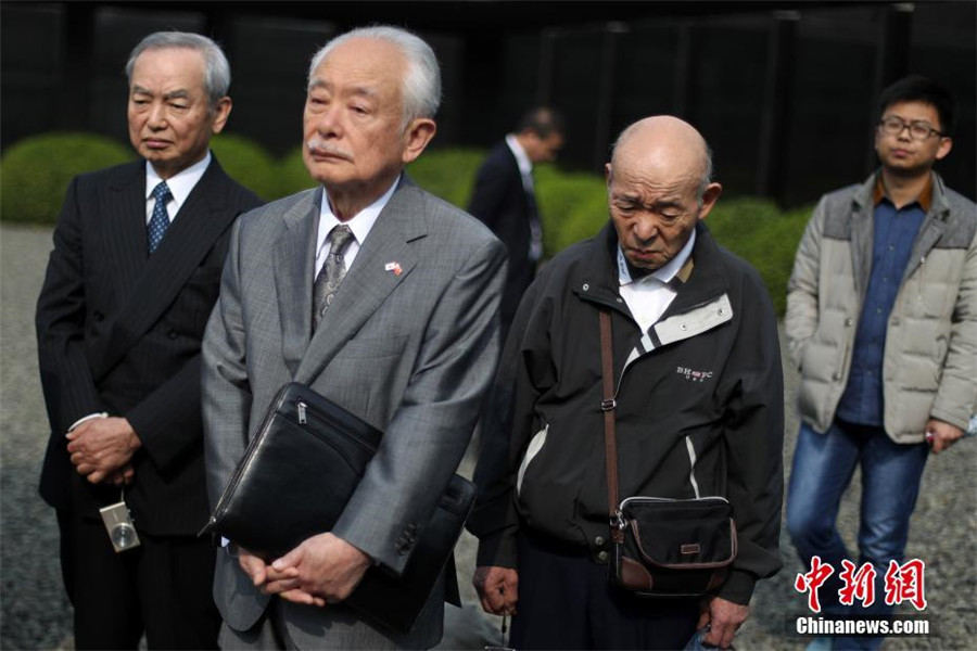 Miembros de una delegación japonesa muestran su respeto por las víctimas de la Masacre de Nanjing