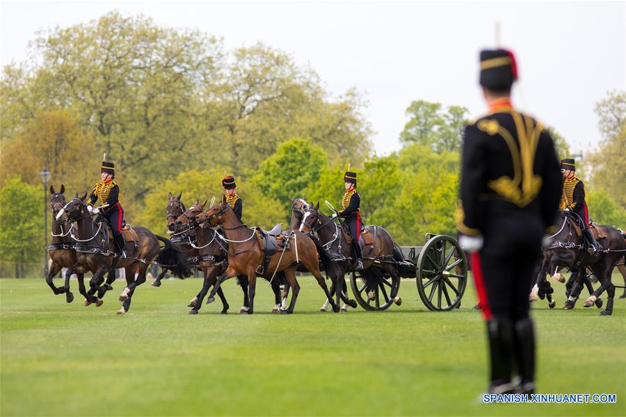 Celebran cumplea?os 91 de reina Isabel II con salvas