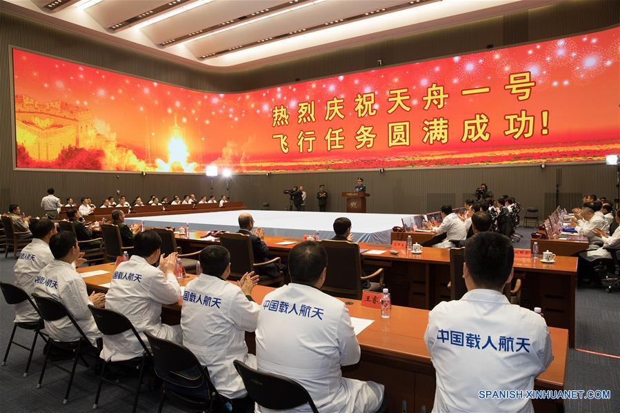 Empleados celebran en el centro de control, en Beijing, capital de China, el 27 de abril de 2017. La nave espacial de carga Tianzhou-1 de China y el laboratorio espacial Tiangong-2 completaron su primer reaprovisionamiento de combustible en órbita a las 19:07 horas del jueves, lo que a?ade otro éxito a la misión de la Tianzhou-1. (Xinhua/Ju Zhenhua)