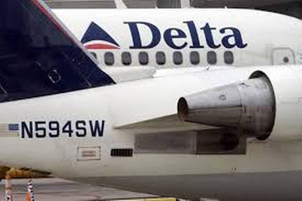 Delta expulsa a una familia de un avión