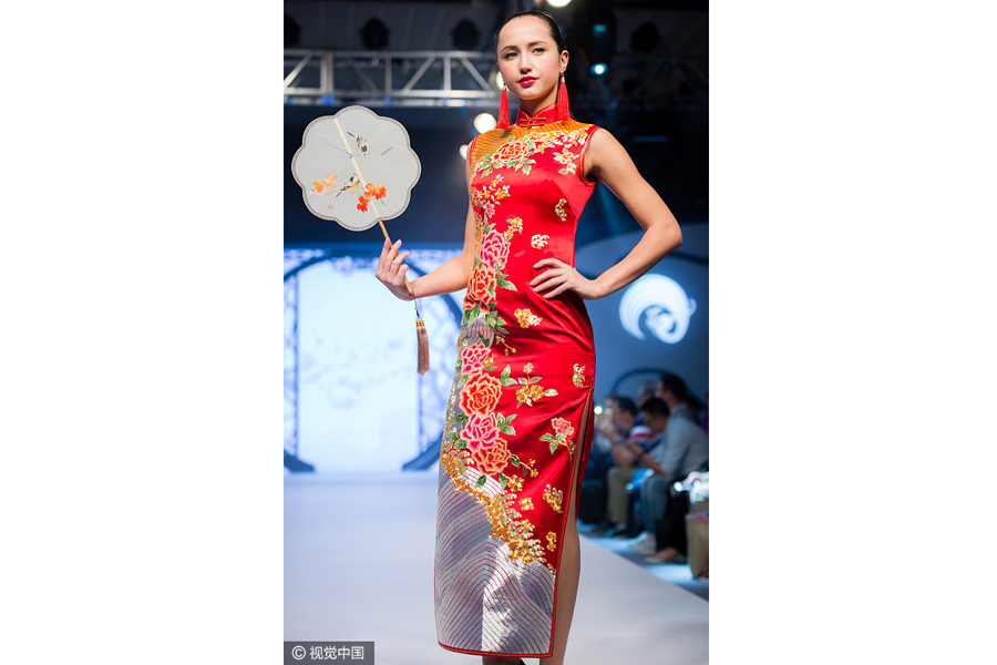 Se celebra el Guangzhou el Desfile de Moda de Bordados de Suzhou 2017