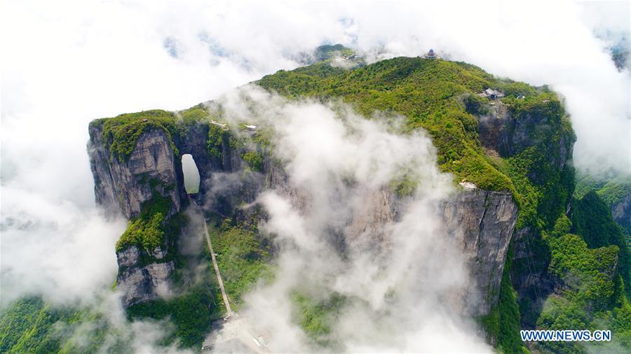 El majestuoso paisaje de Tianmenshan cautiva a los visitantes