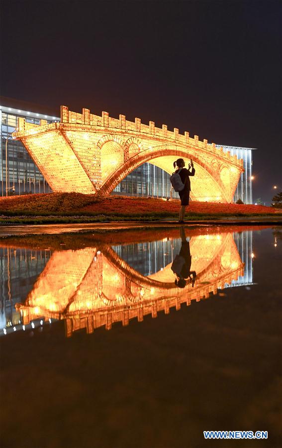 Instalan el 'Puente de Oro sobre la Ruta de la Seda' en Beijing