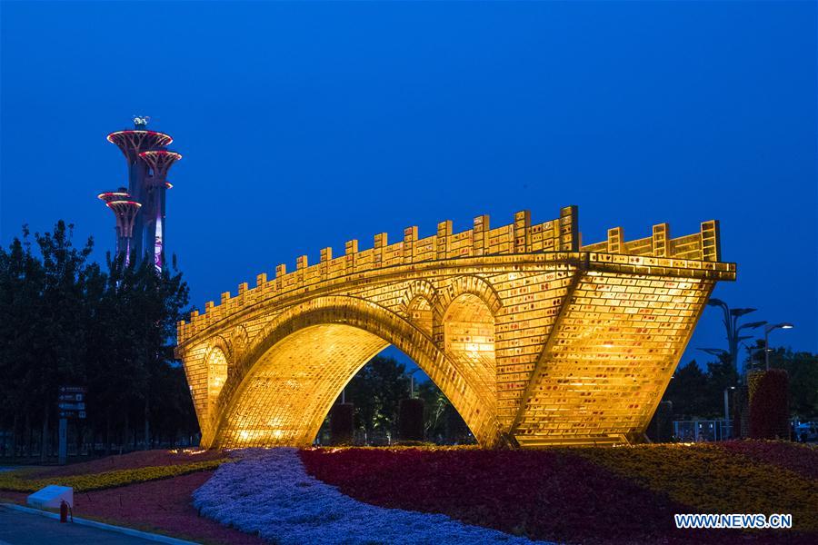 Instalan el 'Puente de Oro sobre la Ruta de la Seda' en Beijing