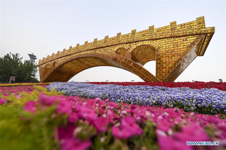 Instalan el 'Puente de Oro sobre la Ruta de la Seda' en Beijing