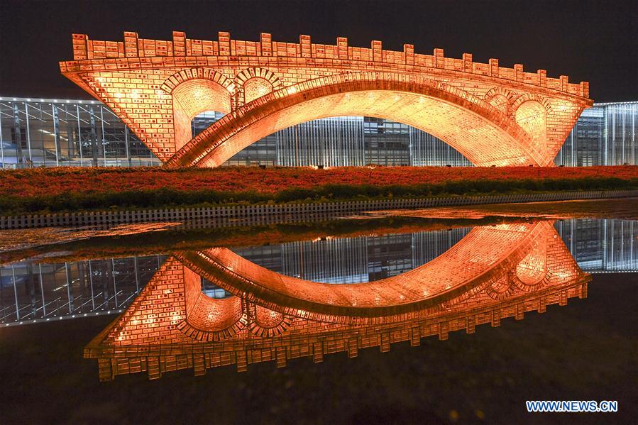 Instalan el 'Puente de Oro sobre la Ruta de la Seda' en Beijing