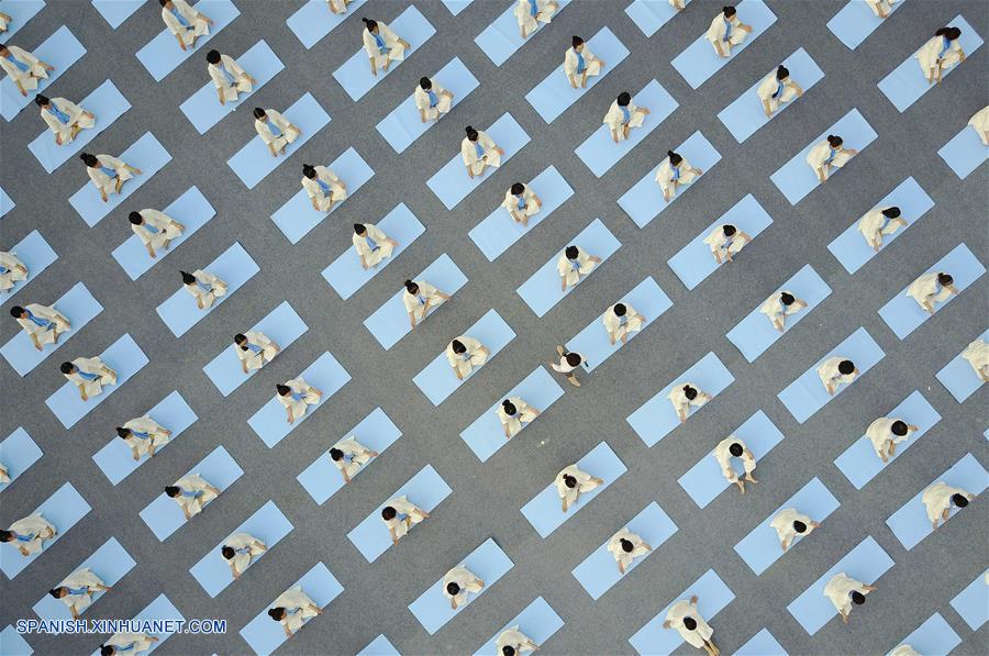 Aficionados participan al Concurso Nacional de Yoga 2017 en Guizhou China