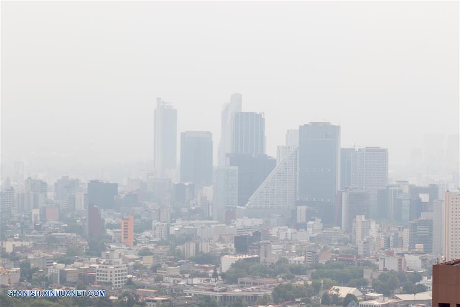 CIUDAD DE MEXICO, mayo 19, 2017 (Xinhua) -- Vista de edificios en medio de esmog en la Ciudad de México, capital de México, el 19 de mayo de 2017. La Comisión Ambiental de la Megalópolis (CAMe) mantendrá para el sábado la contingencia por ozono activada desde el 15 de mayo en la zona metropolitana del Valle de México, luego de que el viernes no cedieron los niveles de contaminación. (Xinhua/Francisco Ca?edo)