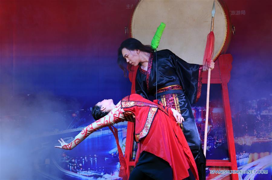 CHONGQING, mayo 29, 2017 (Xinhua) -- Actores participan durante un espectáculo para celebrar el Festival del Bote de Dragón en Chongqing, en el suroeste de China, el 29 de mayo de 2017. (Xinhua/Wang Quanchao)