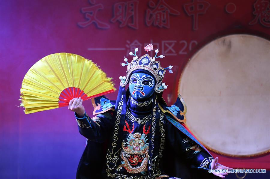 CHONGQING, mayo 29, 2017 (Xinhua) -- Un actor participa durante un espectáculo para celebrar el Festival del Bote de Dragón en Chongqing, en el suroeste de China, el 29 de mayo de 2017. (Xinhua/Wang Quanchao)