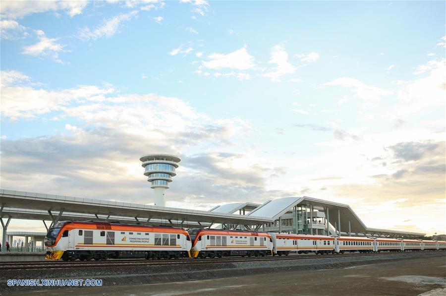 MOMBASA, mayo 30, 2017 (Xinhua) -- Imagen del 29 de mayo de 2017 de un tren corriendo sobre la línea ferroviaria Mombasa-Nairobi de Kenia. (Xinhua/Pan Siwei)