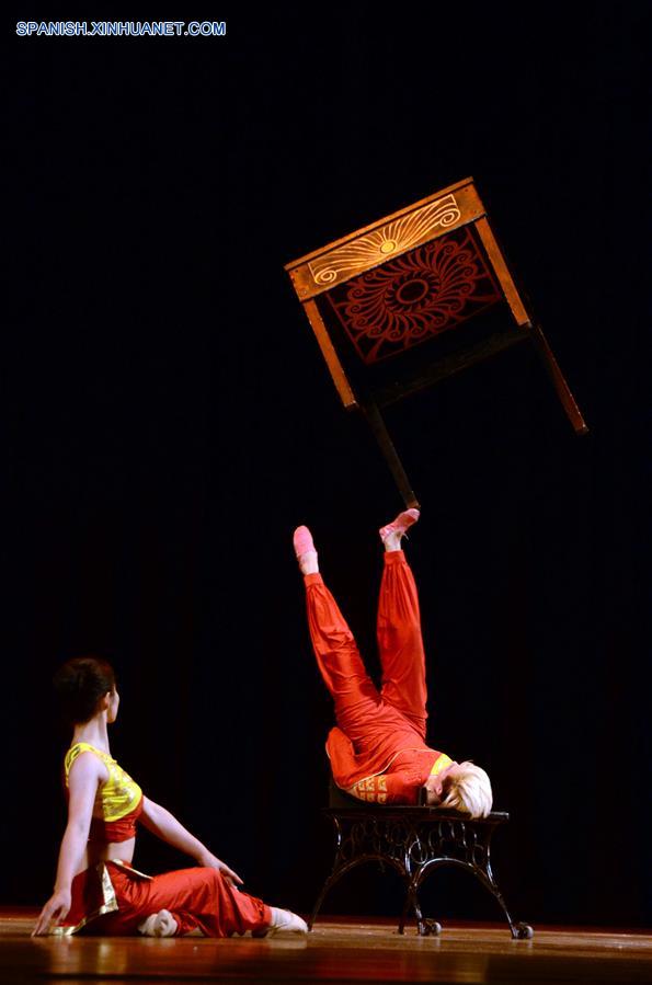 Imagen del 3 de junio de 2017, de artistas chinos participando durante una gala cultural como parte de los festejos para celebrar los 170 a?os de la presencia china en Cuba, en el Teatro Nacional en La Habana, Cuba.(Xinhua/Joaquín Hernández)