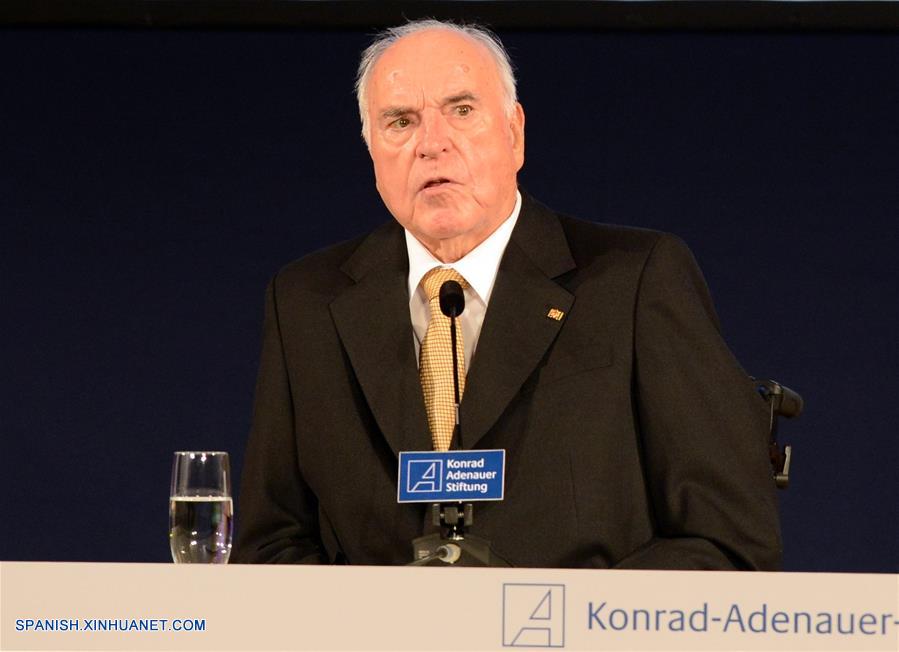 BERLIN, junio 16, 2017 (Xinhua) -- Imagen de archivo del 27 de septiembre de 2012 del ex canciller de Alemania, Helmut Kohl, pronunciando un discurso durante un evento llevado a cabo con motivo del 30 aniversario de la llegada al poder, en Berlín, Alemania. El ex canciller de Alemania Helmut Kohl falleció el viernes en su casa en Ludwigshafen a la edad de 87 a?os, informó el medio de comunicación alemán Focus Online. (Xinhua/Ma Ning)