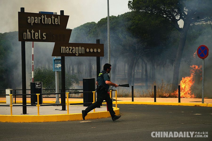 Más de 2.000 evacuados por incendio forestal en sur de Espa?a