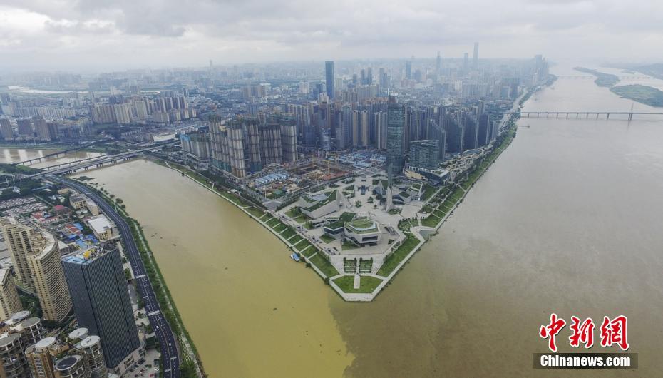 Tormentas provocan 260.000 evacuados y diques deteriorados en provincia central china