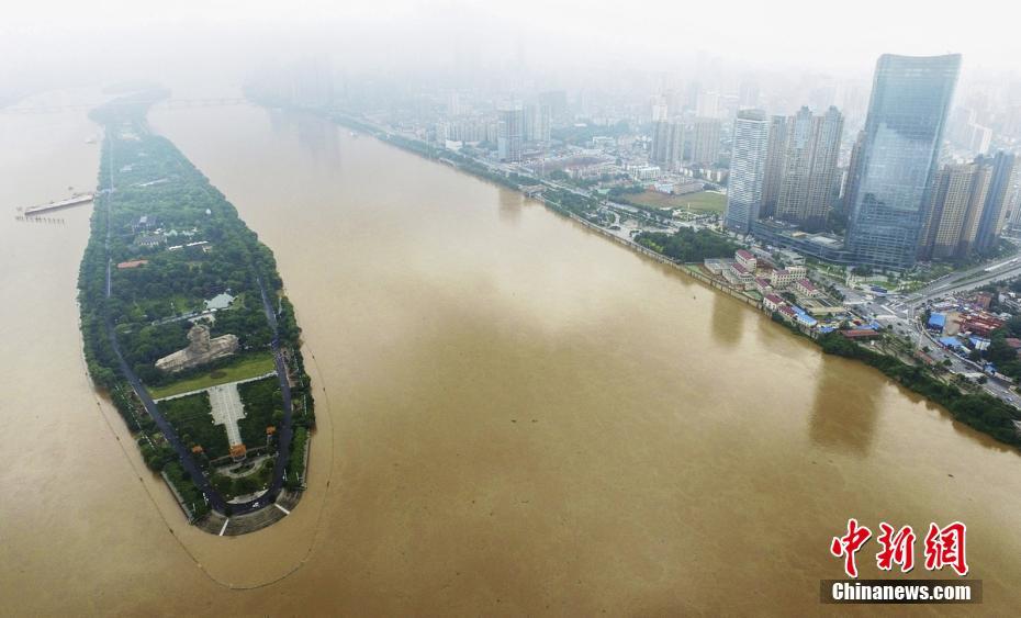 Tormentas provocan 260.000 evacuados y diques deteriorados en provincia central china