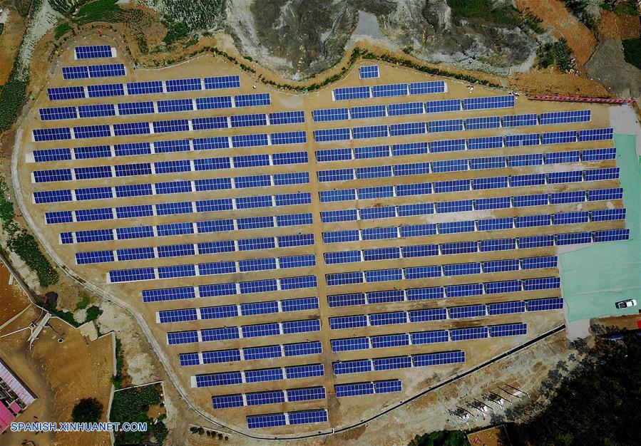 Paneles solares del proyecto de generación de energía fotovoltaica en Luanchuan, Henan