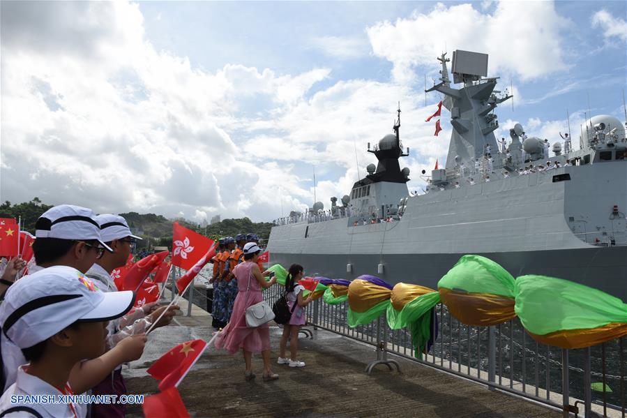 Llega a la RAEHK una flotilla que incluye al primer portaaviones chino Liaoning