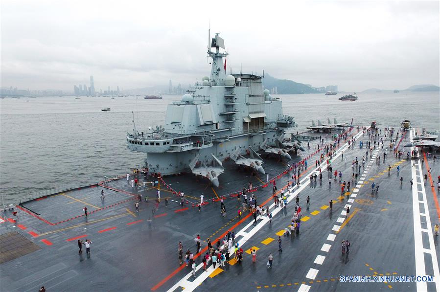 Ciudadanos de Hong Kong visitan el portaaviones chino Liaoning