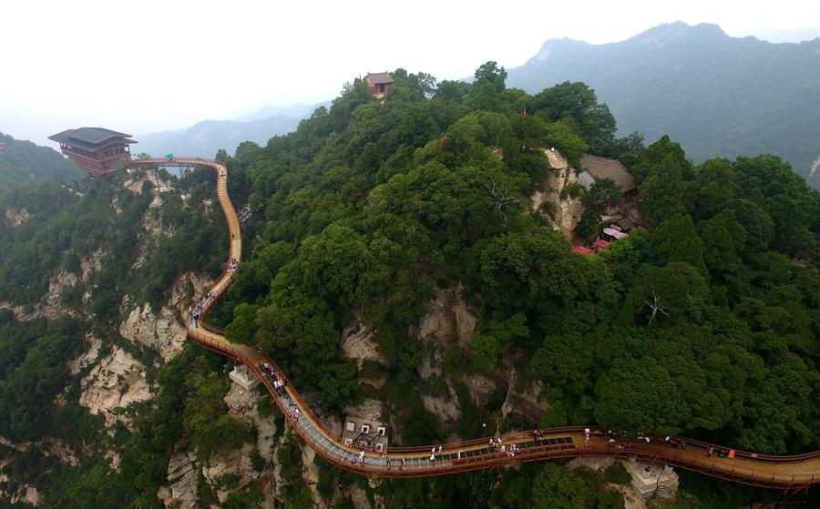 Turistas contemplan la majestuosidad de la monta?a Shaohua desde su osado mirador