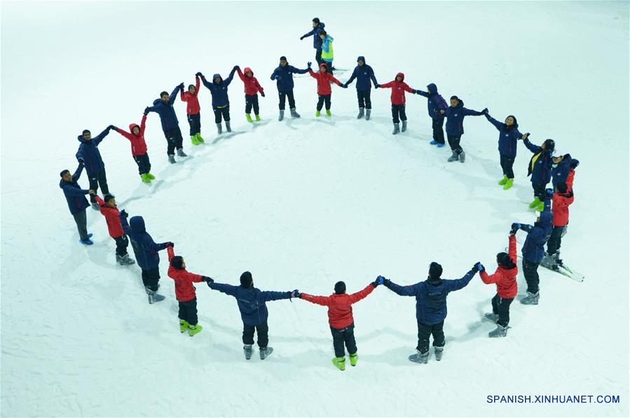 GUANGXI, julio 21, 2017 (Xinhua) -- Imagen del 19 de julio de 2017 de personas patinando en una arena de hielo en el sofocante día caluroso en la ciudad de Laibin, en la Región Autónoma Zhuang de Guangxi, en el sur de China. Las personas encuentran varias maneras para refrescarse en medio del clima caluroso a través del país. (Xinhua/Fan Shaoguang)