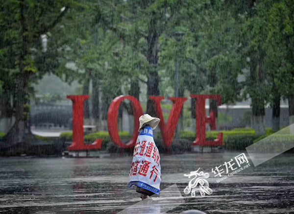 Ni?a que acompa?a bajo la lluvia a su madre trabajadora sensibiliza corazones en China