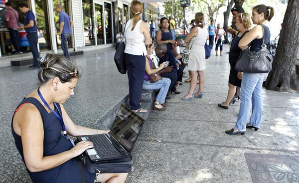 AXA es pionera en regular el derecho laboral a desconectar