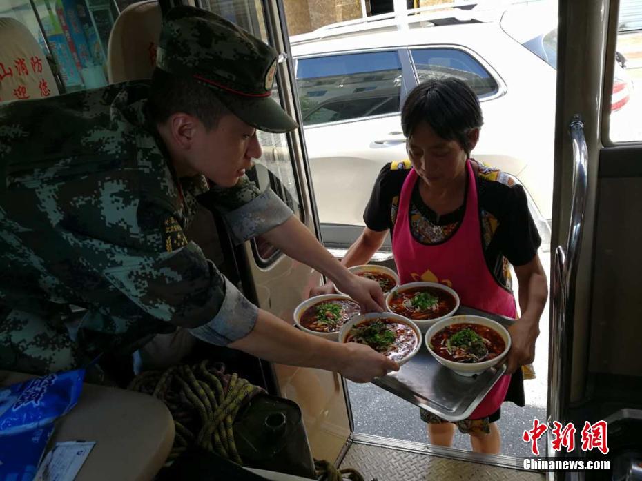 Un restaurante ofrece comida gratis a los soldados que brindan asistencia a las zonas afectadas por el terremoto de Jiuzhaigou