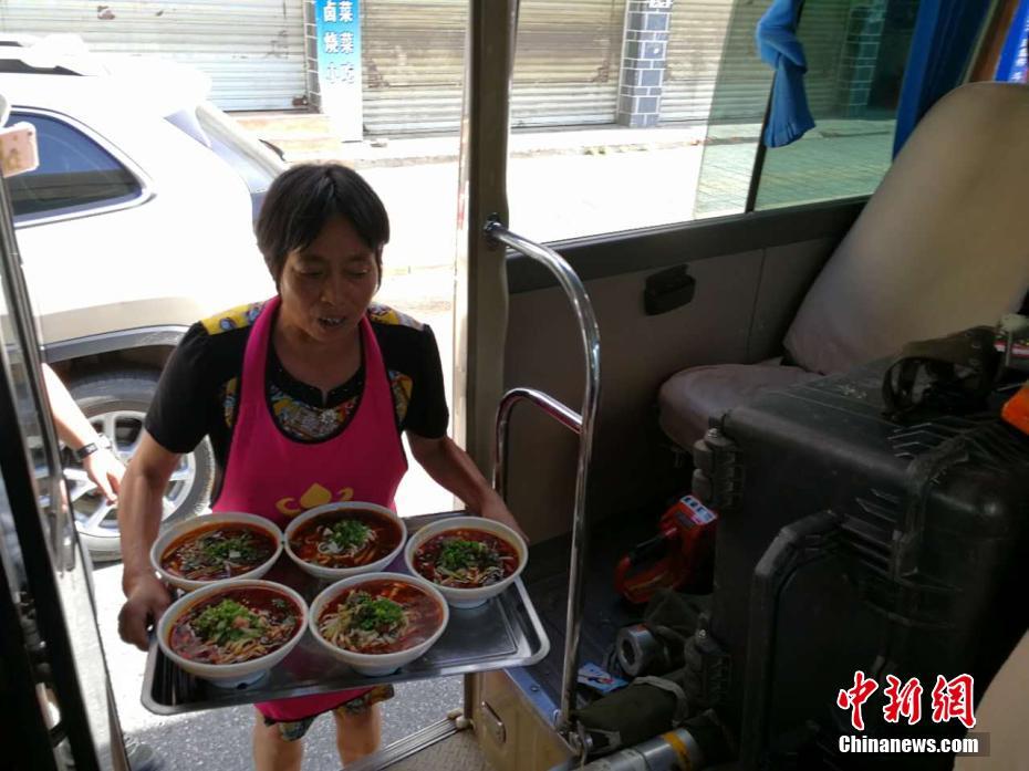 Un restaurante ofrece comida gratis a los soldados que brindan asistencia a las zonas afectadas por el terremoto de Jiuzhaigou