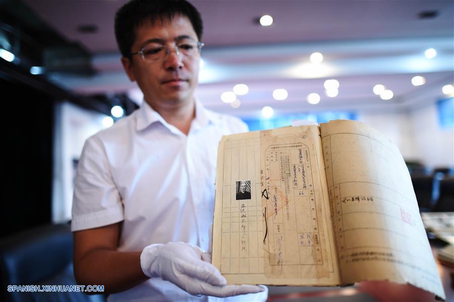 HEILONGJIANG, agosto 18, 2017 (Xinhua) -- Imagen del 16 de agosto de 2017 de un empleando mostrando la confesión escrita de un criminal de la guerra bacteriológica en el Museo de las Evidencias de Crímenes de Guerra de la Unidad 731 del Ejército Japonés, en Harbin, capital de la provincia de Heilongjiang, en el noreste de China. Un museo de Harbin, capital de la provincia nororiental china de Heilongjiang, ha difundido el viernes nuevas evidencias de los experimentos con humanos y de la guerra bacteriológica realizados por la tristemente famosa Unidad 731 de Japón. El Museo de las Evidencias de Crímenes de Guerra de la Unidad 731 del Ejército Japonés ha agregado confesiones escritas de criminales de guerra biológica, un registro de transporte de experimentos humanos, fotos antiguas de los soldados de la unidad y una incubadora para producir el bacilo de la peste. La Unidad 731 fue una base de investigación de guerra biológica y química altamente secreta establecida en Harbin en 1935 como centro neurálgico de la guerra biológica japonesa en China y el Sudeste de Asia durante la Segunda Guerra Mundial. Al menos 3,000 personas fueron utilizadas para la experimentación humana por la Unidad 731 y más de 300,000 personas en toda China fueron asesinadas por las armas biológicas de Japón. (Xinhua/Wang Jianwei)