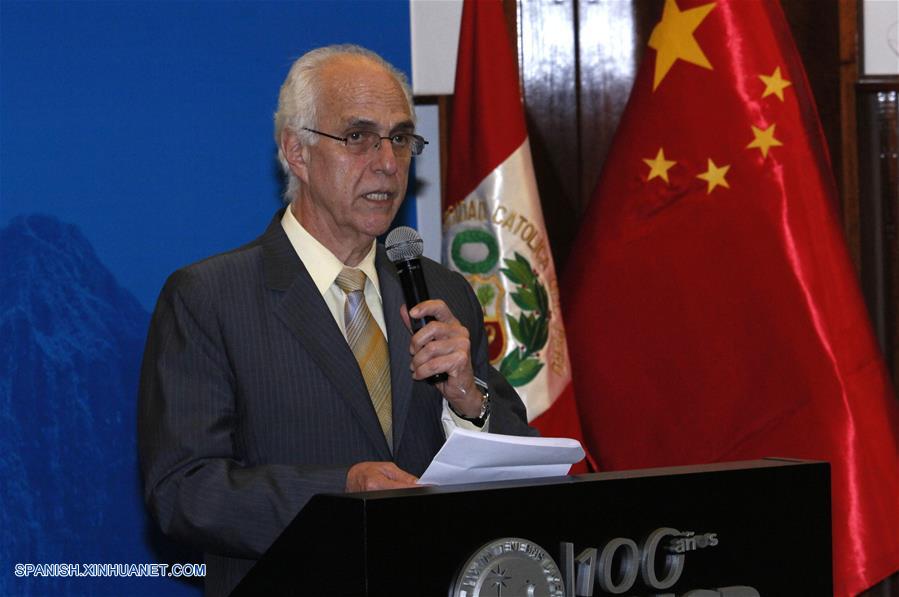 LIMA, agosto 18, 2017 (Xinhua) -- El rector de la Pontificia Universidad Católica del Perú (PUCP), Marcial Rubio Correa, pronuncia un discurso durante la inauguración del VII Congreso de Institutos Confucio en Latinoamérica, en el auditorio de la PUCP en la ciudad de Lima, Perú, el 18 de agosto de 2017. El VII Congreso de Institutos Confucio en Latinoamérica se inauguró en la capital peruana el viernes, en que participan representantes de esos centros de ense?anza en la región, con el objetivo de elaborar un plan estratégico de cinco a 10 a?os. (Xinhua/Luis Camacho)