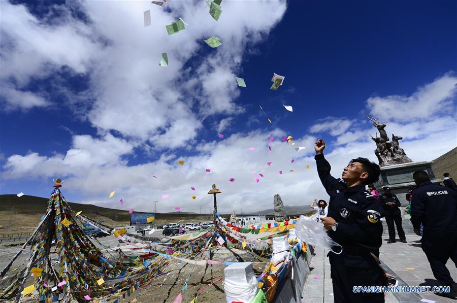 QINGHAI, agosto 23, 2017 (Xinhua) -- Imagen del 18 de agosto de 2017 del jefe de un equipo de patrulla, Wen Xiu, conmemorando a los mártires que perdieron la vida por la protección del medio ambiente de la Reserva Natural Hol Xil, en la prefectura autónoma tibetana de Yushu, provincia de Qinghai, en el noroeste de China. Hol Xil tiene una altitud promedio de más de 4,600 metros, convirtiéndola en un hábitat ideal para los antílopes tibetanos, kiangs y otros animales. La reserva fue enlistada como uno de los Patrimonios Naturales de la Humanidad de la Organización de las Naciones Unidas para la Educación, la Ciencia y la Cultura (UNESCO, por sus siglas en inglés) en julio de 2017. (Xinhua/Zhang Hongxiang)