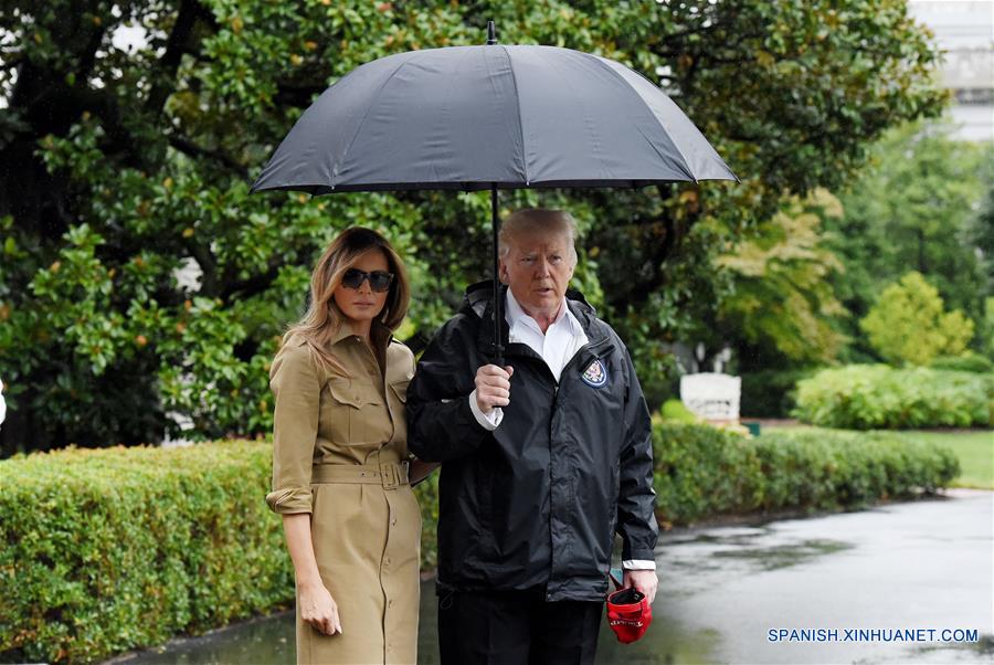 El presidente estadounidense, Donald Trump (d), acompa?ado por su esposa, Melania Trump (i), se prepara para abordar el helicóptero Marine One en la Casa Blanca en Washington D.C., Estados Unidos, el 2 de septiembre de 2017. De acuerdo con información de la prensa local, el presidente estadounidense, Donald Trump, y la primera dama, Melania Trump, viajaron el sábado a Texas para reunirse con personas afectadas por el huracán Harvey. (Xinhua/Olivier Douliery/CNP/ZUMAPRESS)