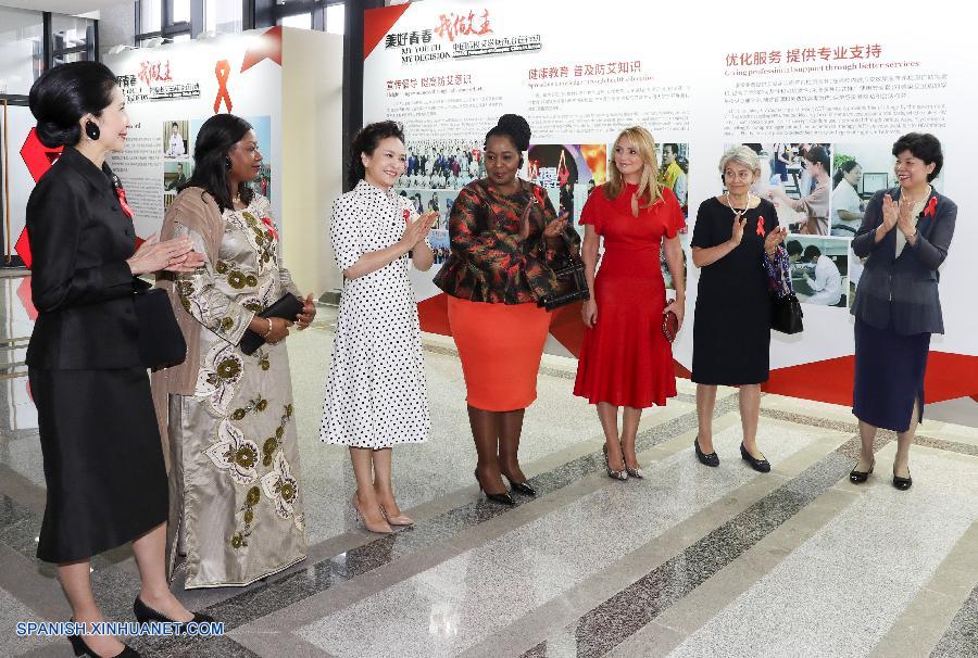 Esposa de presidente chino participa en actividad de control de VIH/SIDA con huéspedes extranjeros