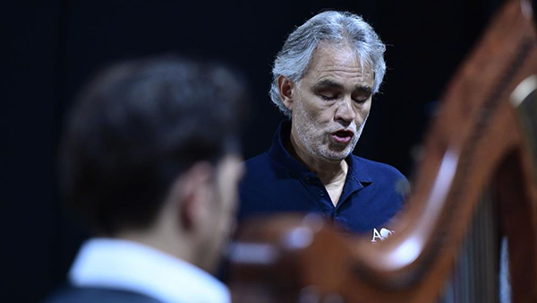 Andrea Bocelli es hospitalizado en Italia tras caer de un caballo