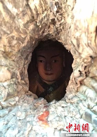 Estatua de Buda, dentro de un árbol de mil a?os, asombra en Fujian