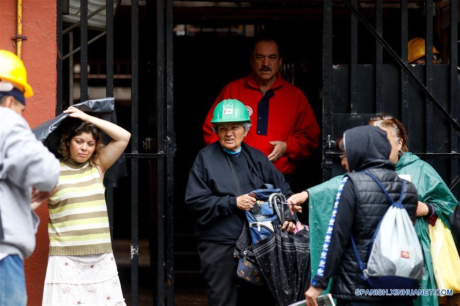 México eleva a 360 cifra de muertos por terremoto en en centro del país